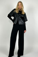 Eko odos švarkas su juodomis kelnėmis 