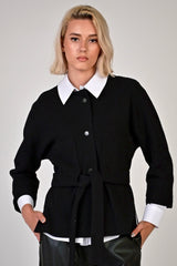 BAGOTA juodas švarkas su diržu ant juosmens 