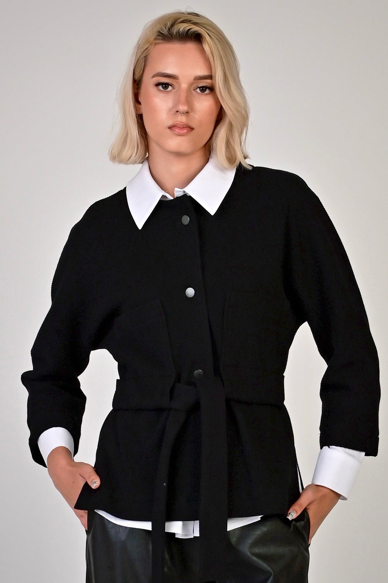 BAGOTA juodas švarkas su diržu ant juosmens 