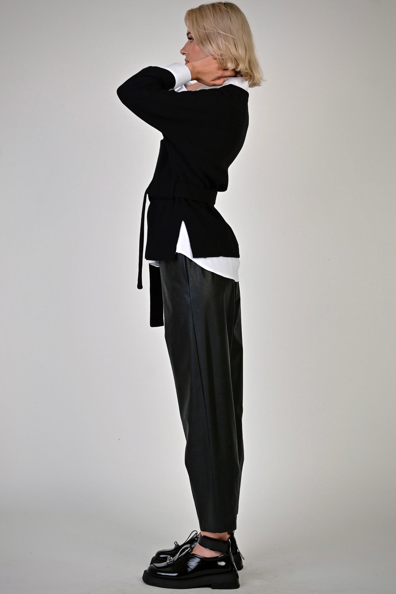 BAGOTA juodas švarkas su skeltuku šonuose